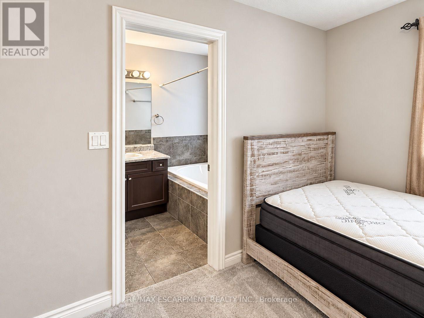 81 Bellagio Avenue — photo 29