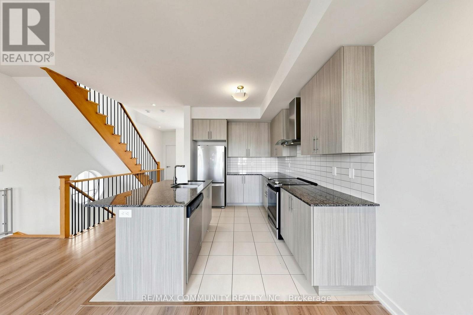 221 Harding Park Street, Newmarket, ON photo 16