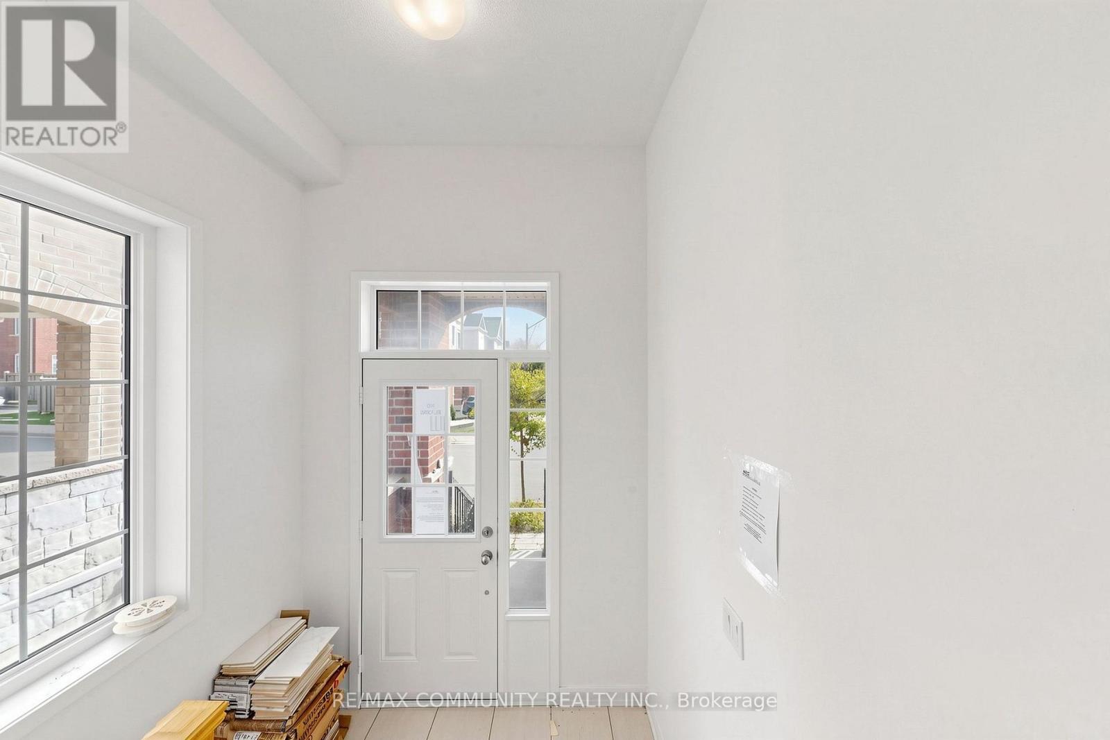 221 Harding Park Street, Newmarket, ON photo 4