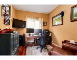 Bedroom - 142 Springbank Crescent Sw, Calgary, AB T3H3S6 Photo 15
