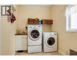 4pc Bathroom - 142 Springbank Crescent Sw, Calgary, AB T3H3S6 Photo 16