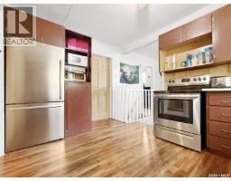Enclosed porch - 24 14th Avenue Se, Swift Current, SK S9H3S2 Photo 6