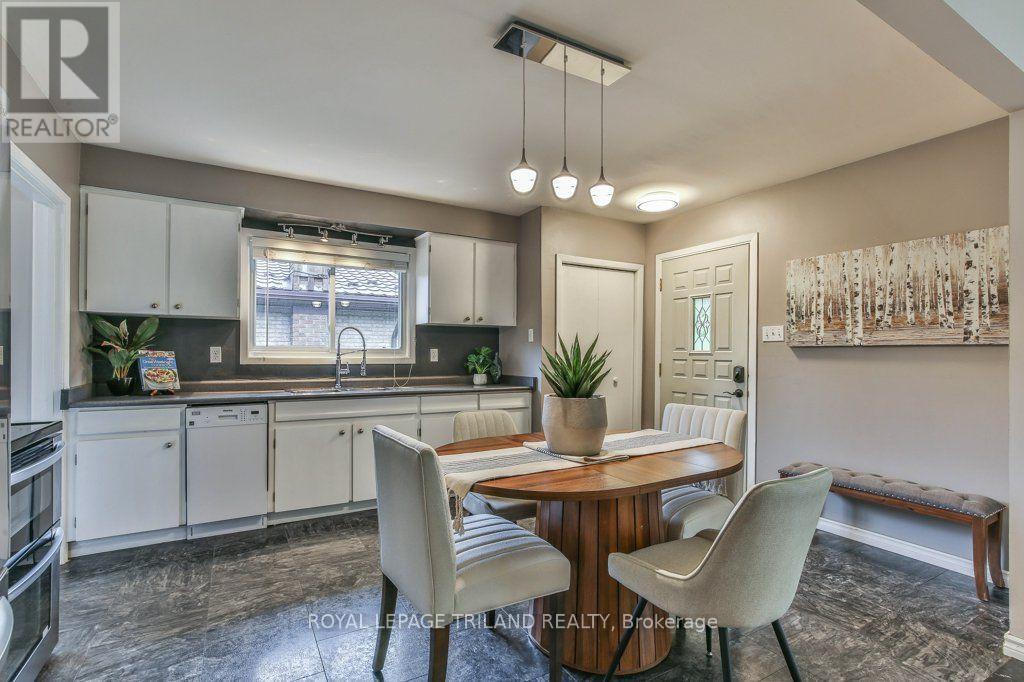 15 TALAVERA CRESCENT - 16