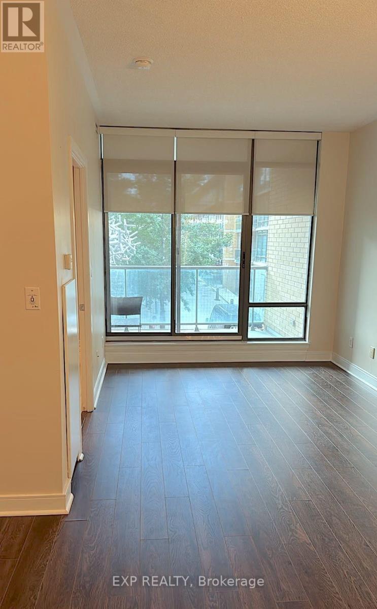 18 Yorkville Avenue — photo 2