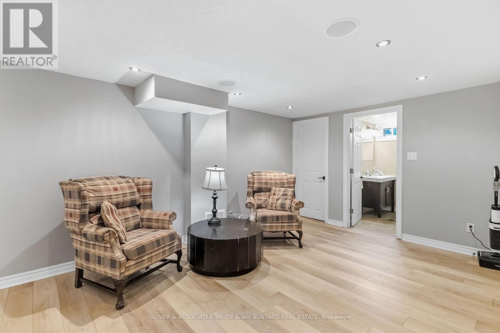 109 MCMASTER DRIVE E - 21