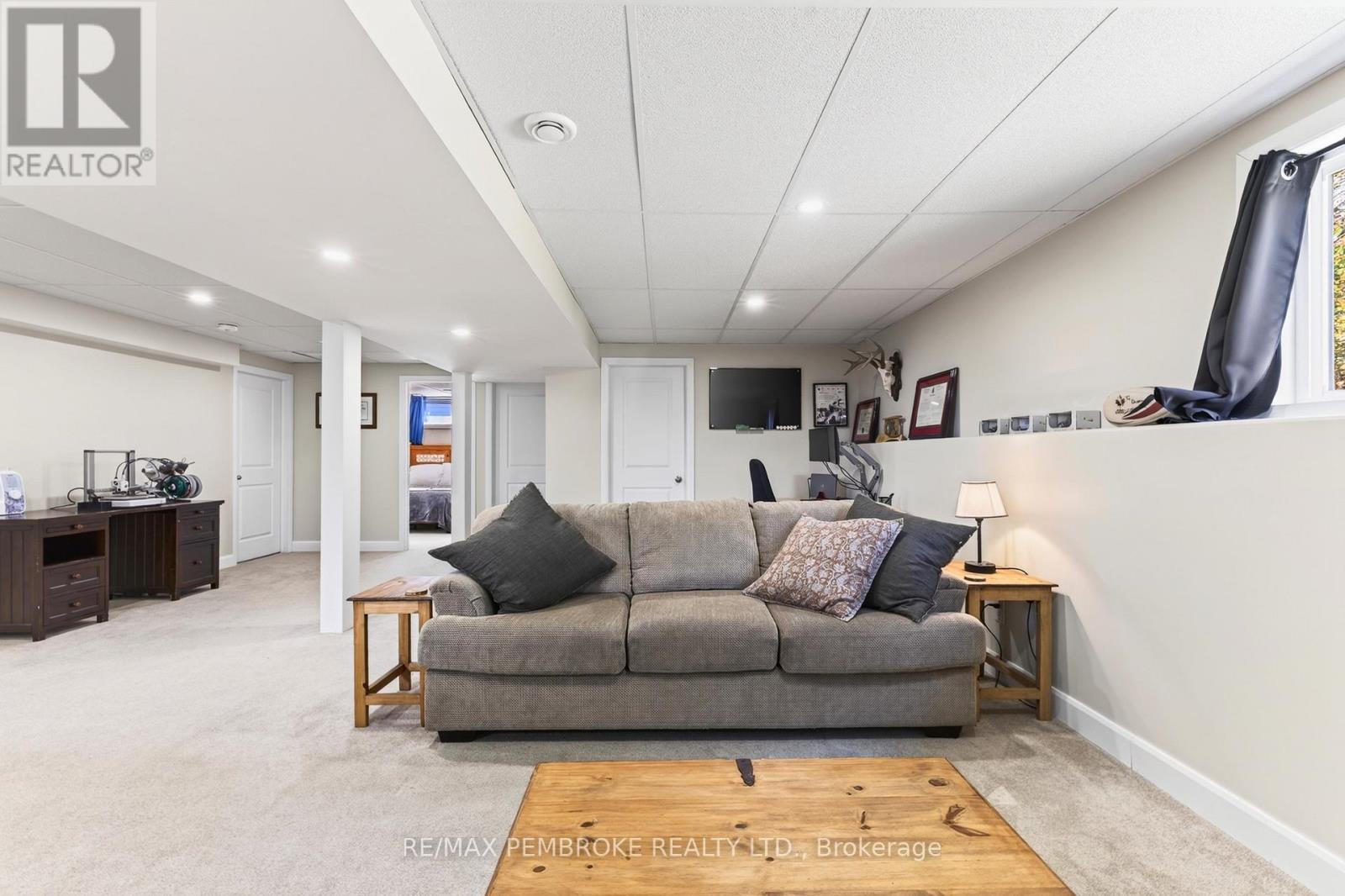 46 TERRANCE DRIVE - 40