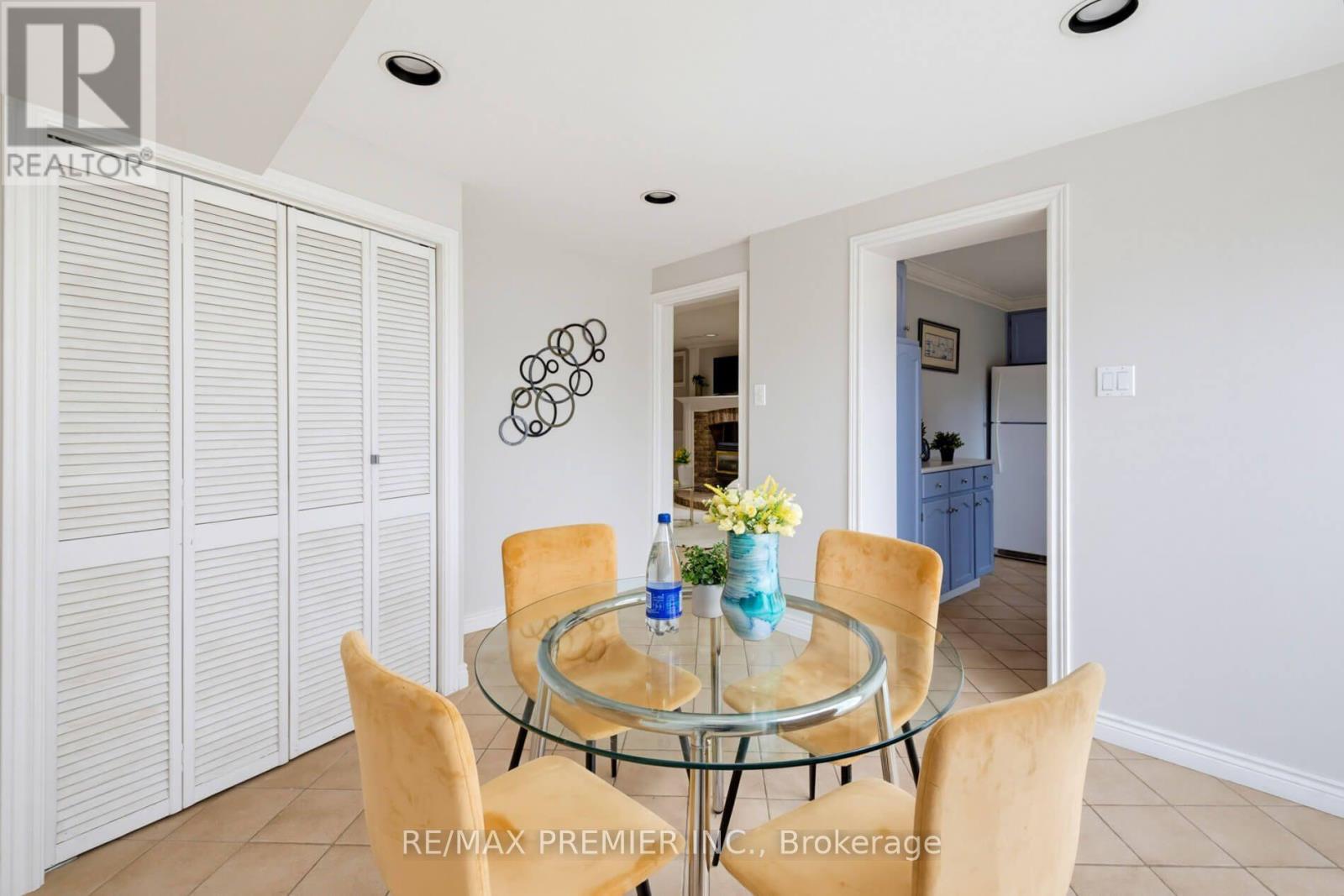 35 YELLOW PINE CRESCENT - 36