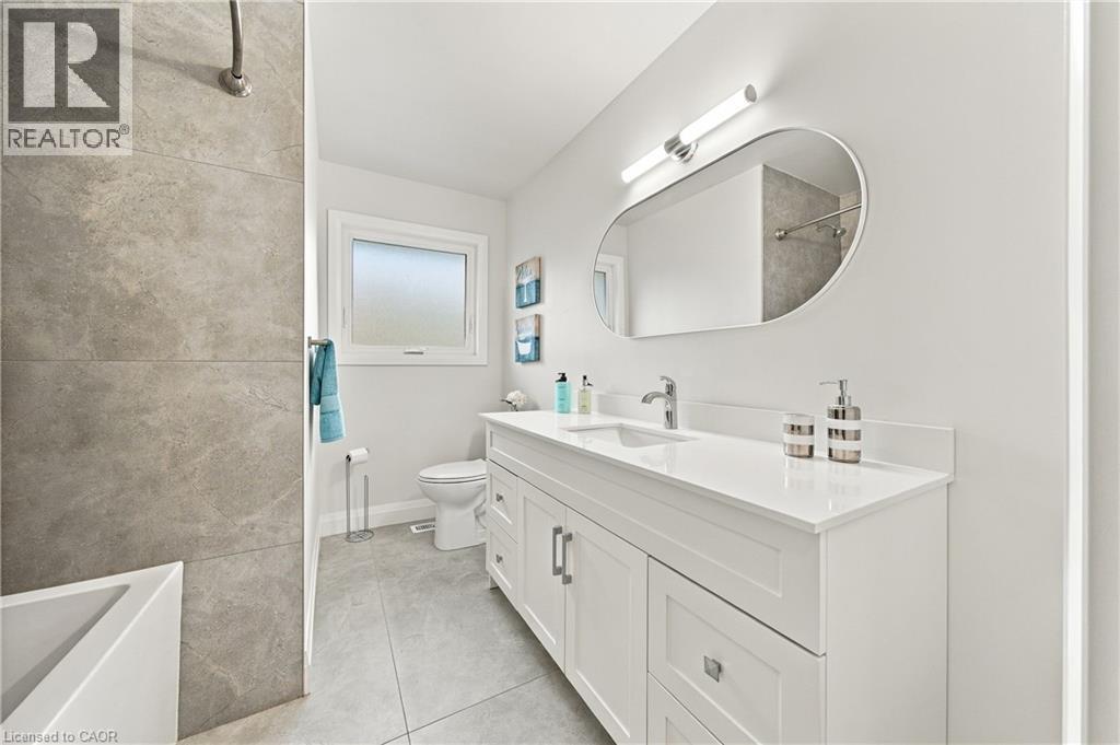 662 DYNES Road - Image 16