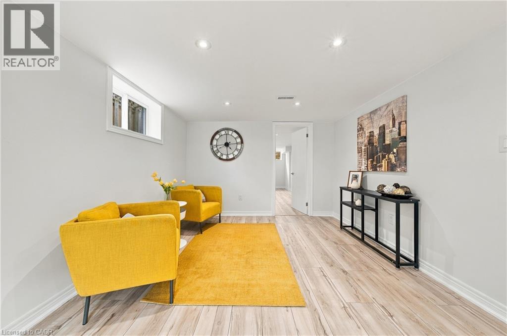 662 DYNES Road - Image 30