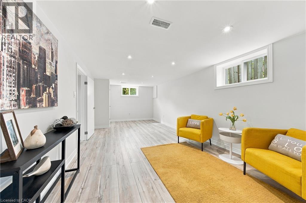 662 DYNES Road - Image 31