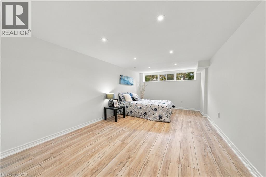 662 DYNES Road - Image 32