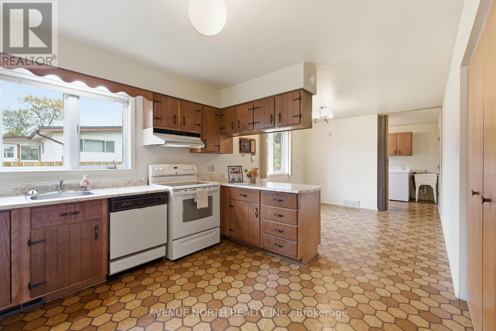 1283 SURREY AVENUE - Image 13