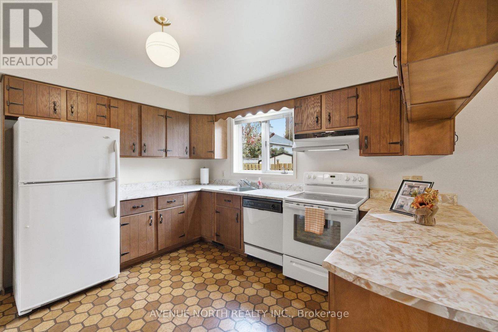 1283 SURREY AVENUE - Image 14