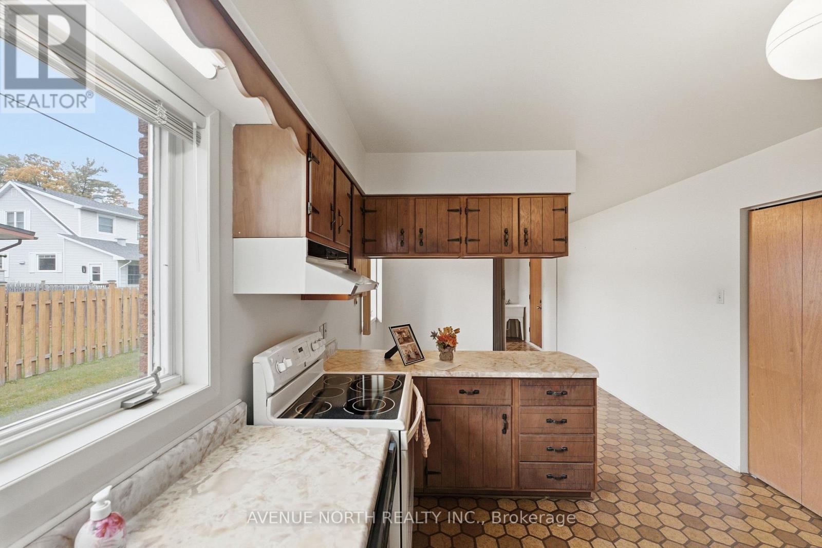1283 SURREY AVENUE - Image 15