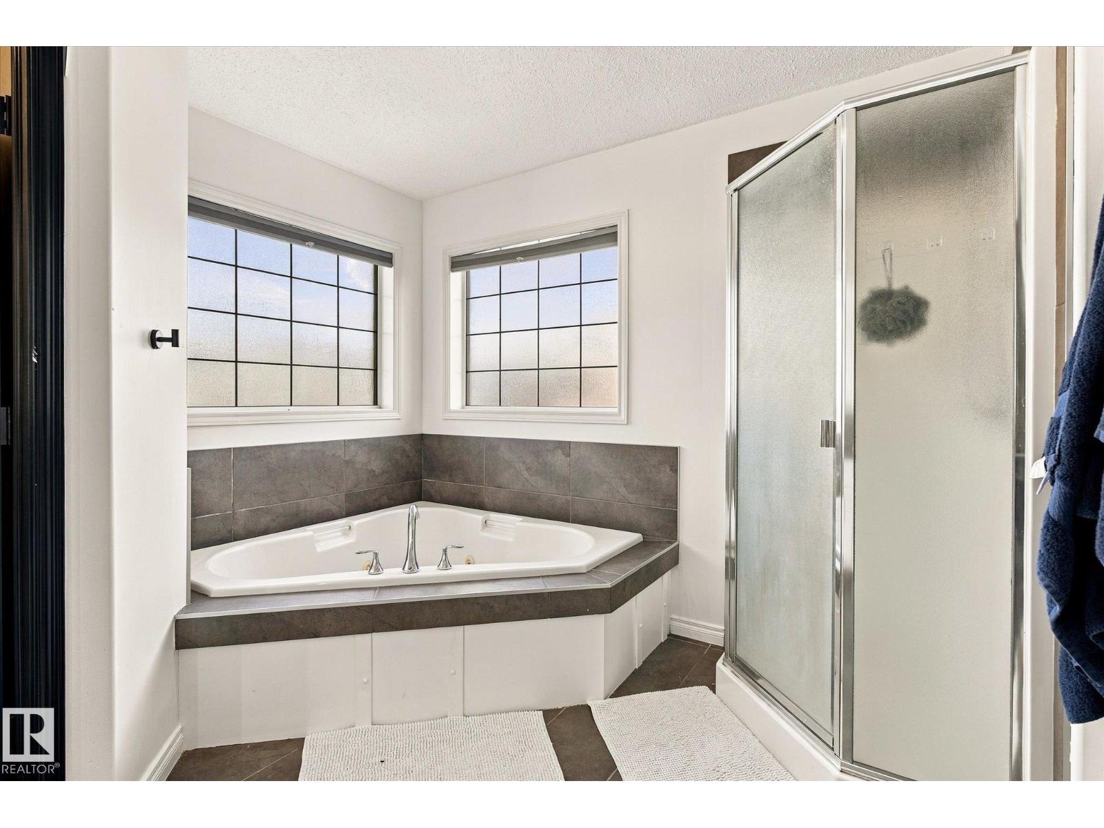 10405 98 ST - 30