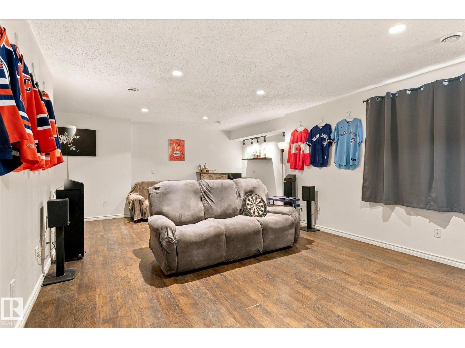 10405 98 ST - 41
