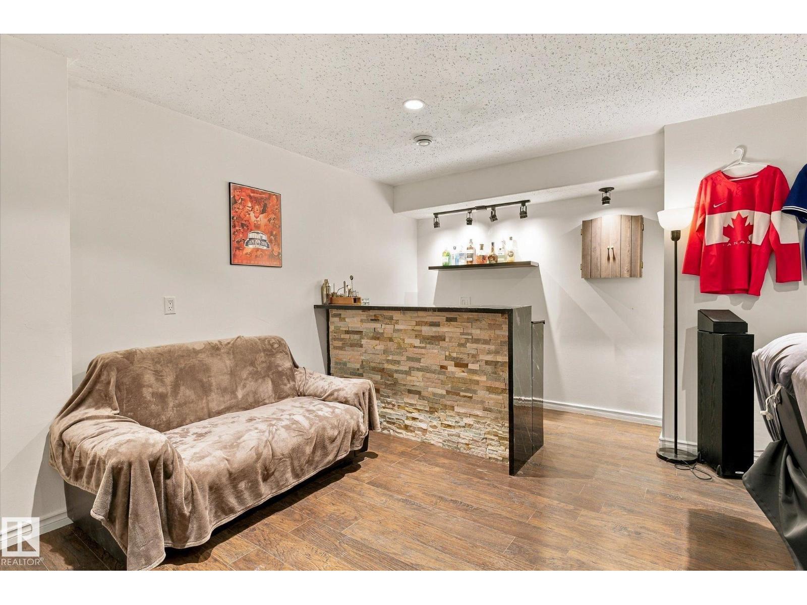 10405 98 ST - 42