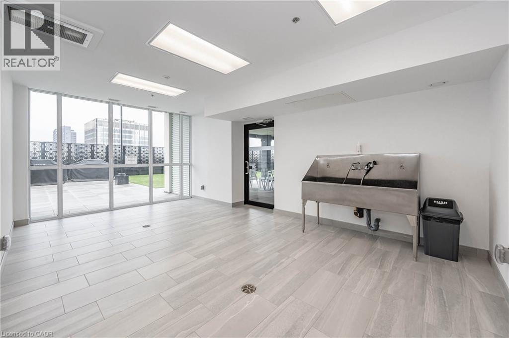 60 Charles Street West — photo 16