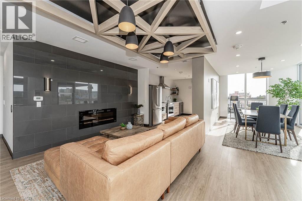 60 Charles Street West — photo 20