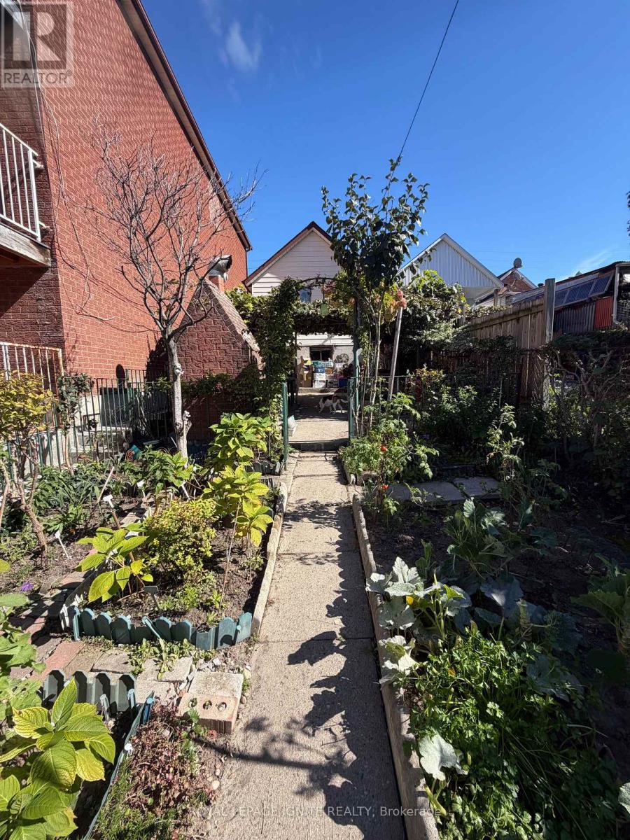 40 Avon Avenue, Toronto, ON photo 3
