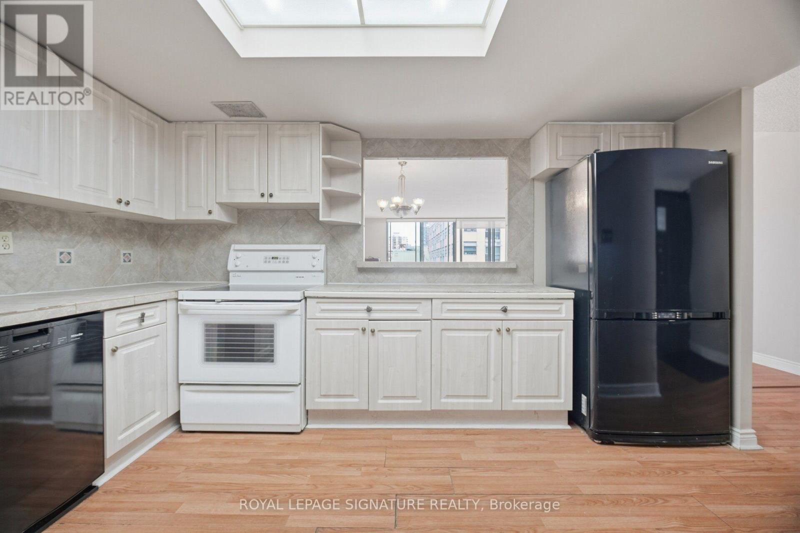 1002- 77 Carlton Street, Toronto, ON photo 8