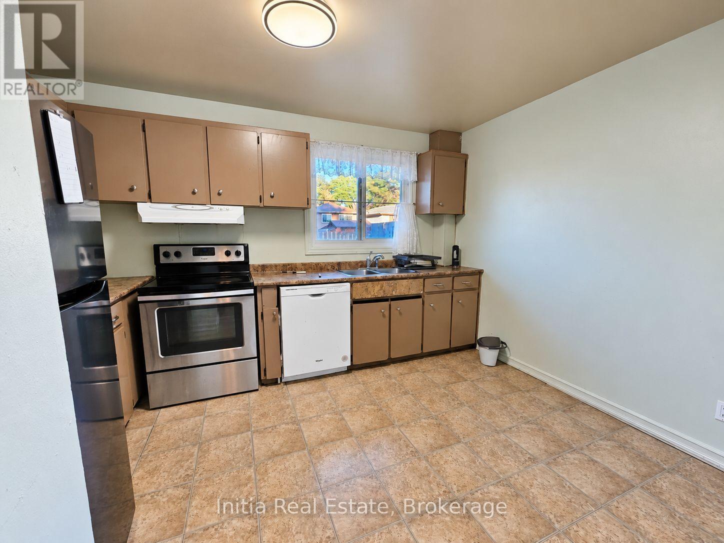 8370 Gregory Place, Windsor, ON photo 7