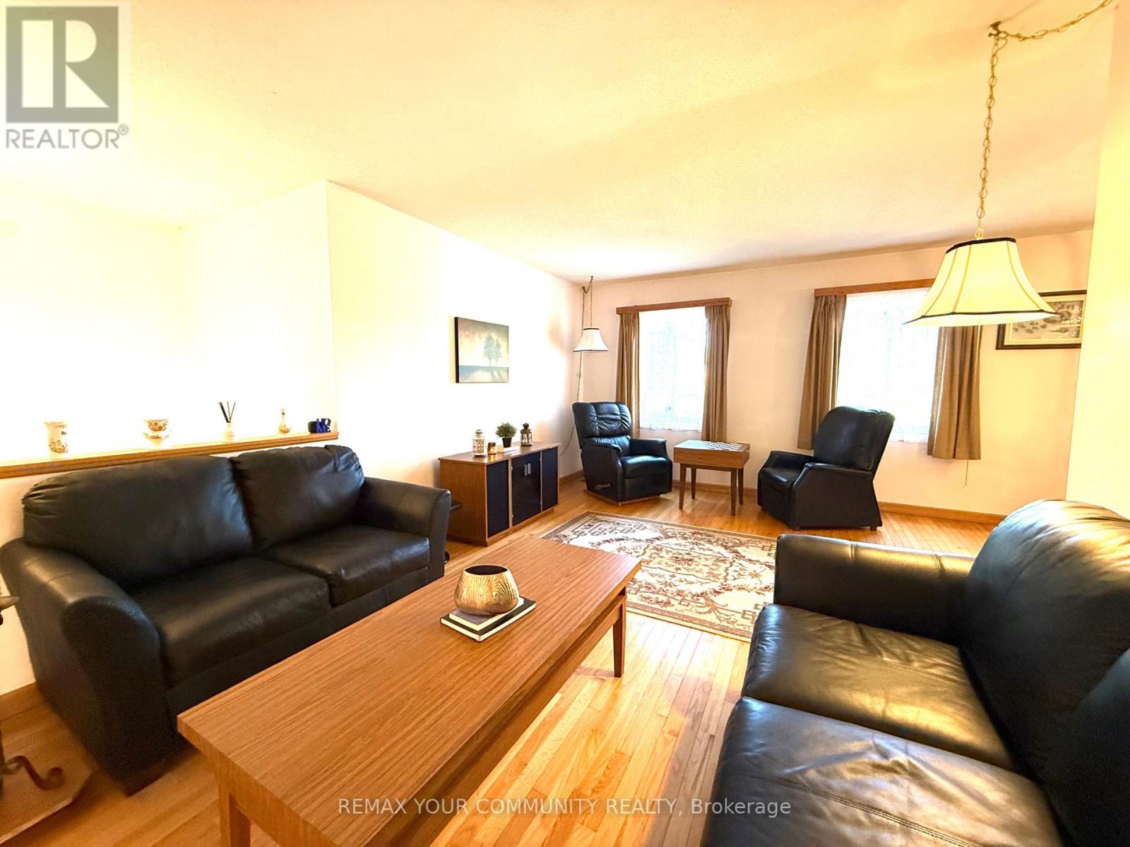 Photo 3 of 21 Wright Crescent, Ajax (Central)