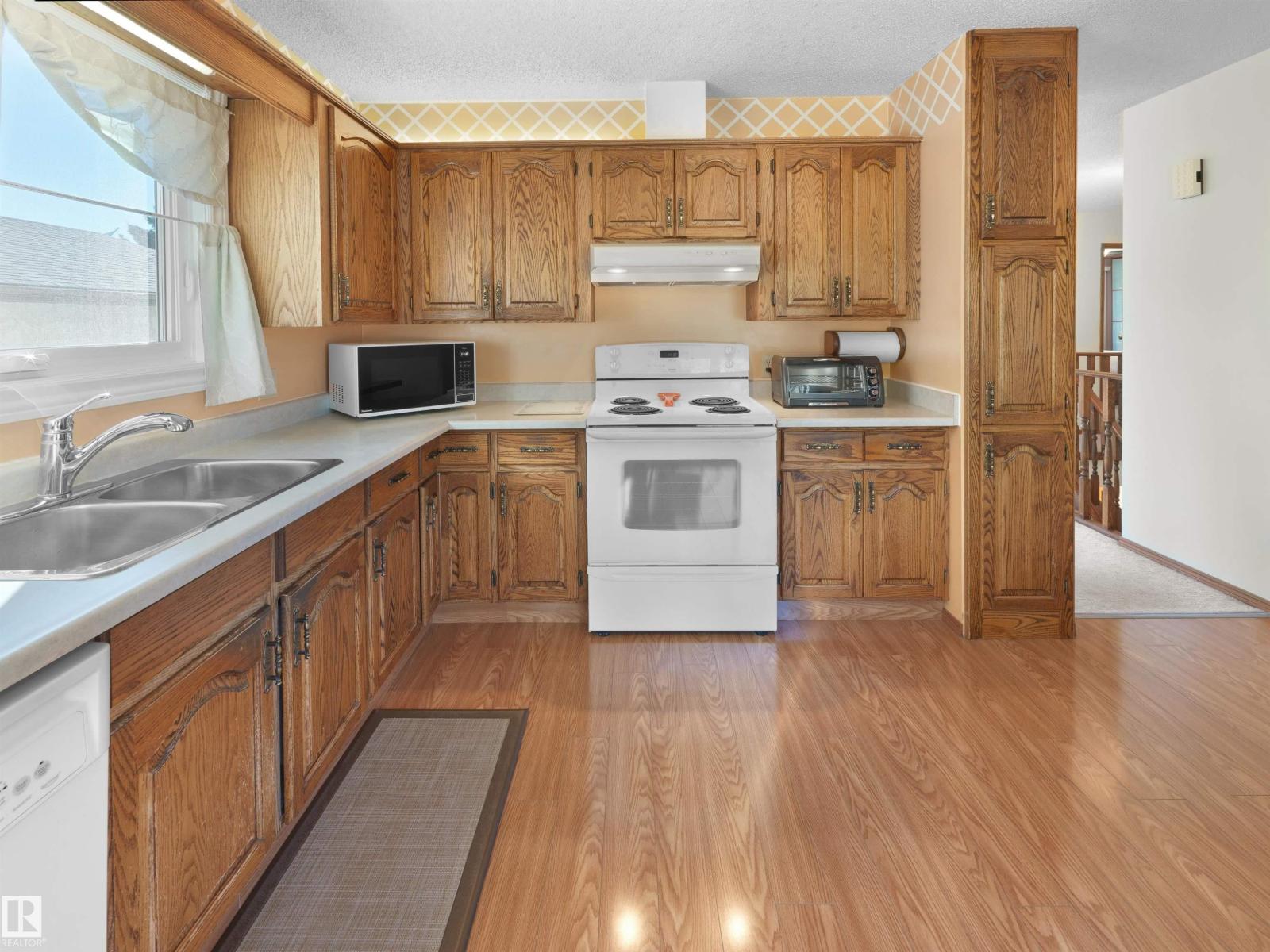 18528 98 AV NW - 9