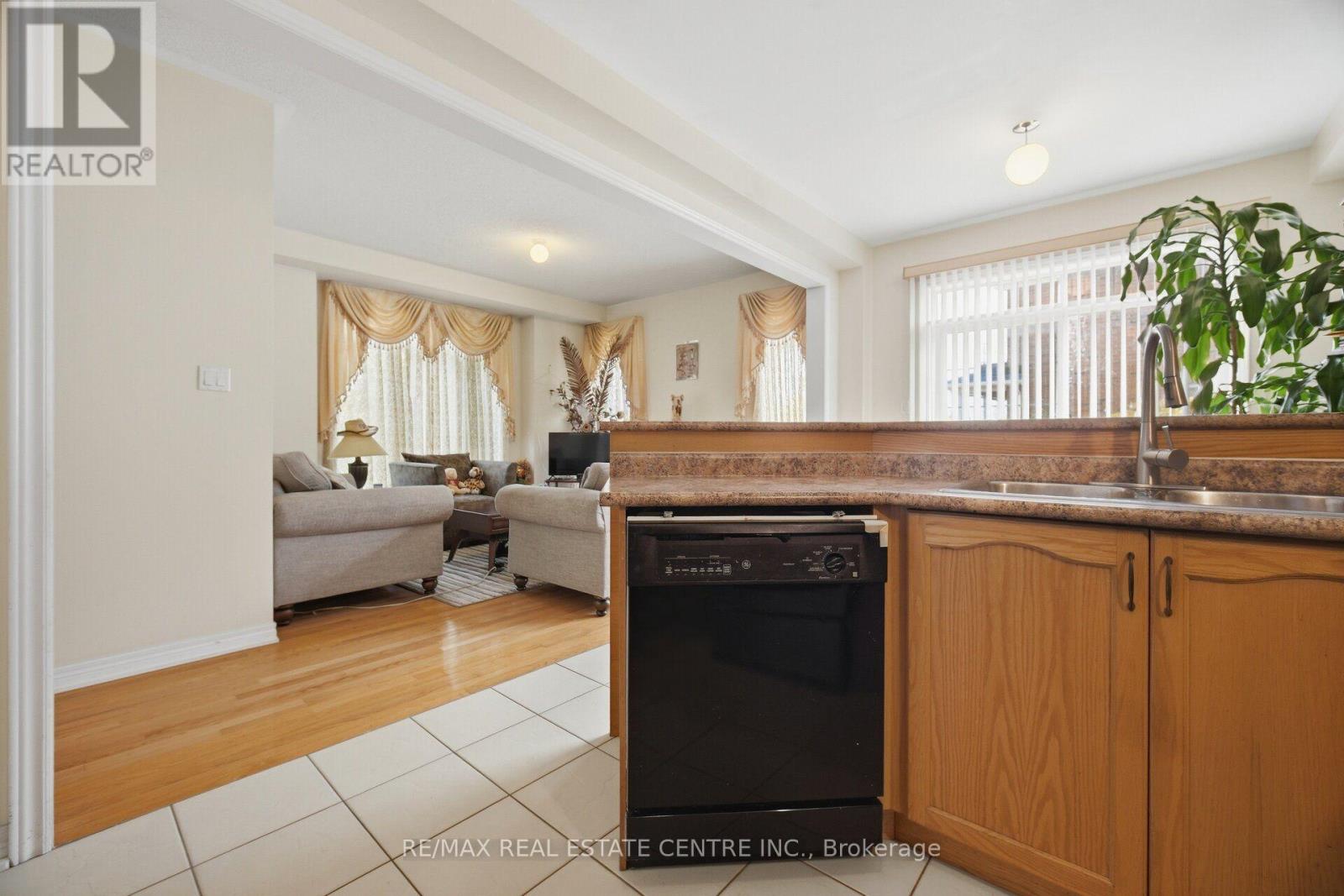 65 CONNOLLY CRESCENT - 11