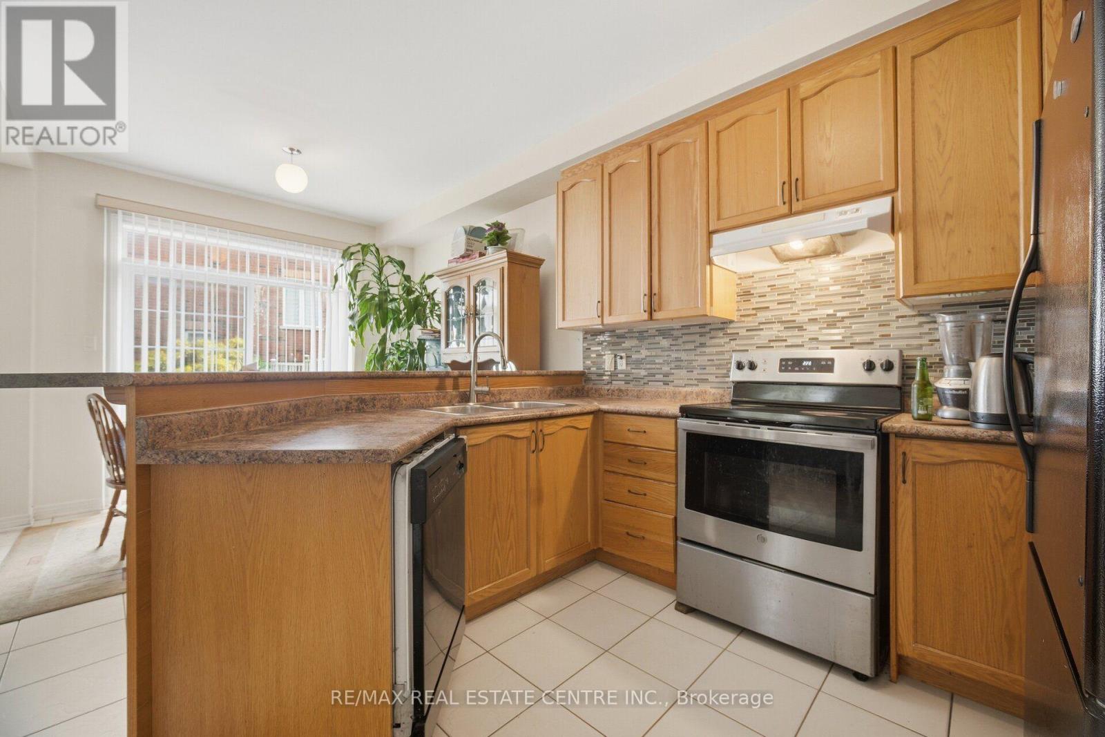 65 CONNOLLY CRESCENT - 13