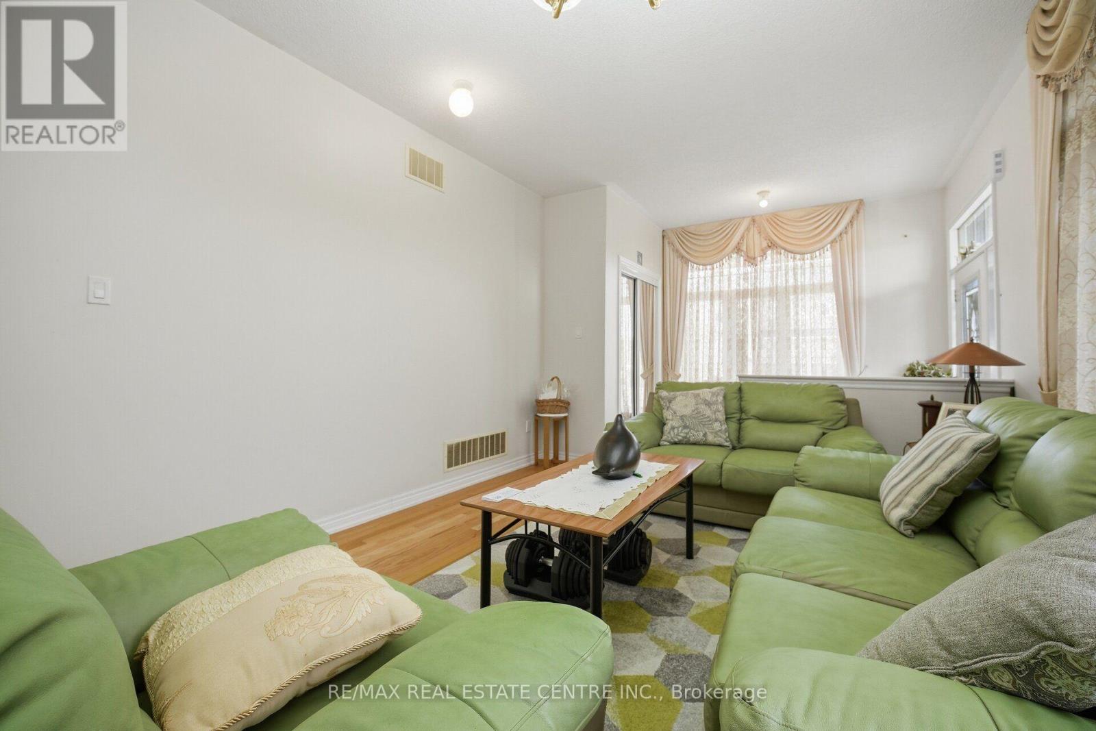 65 Connolly Crescent, Brampton, ON photo 9