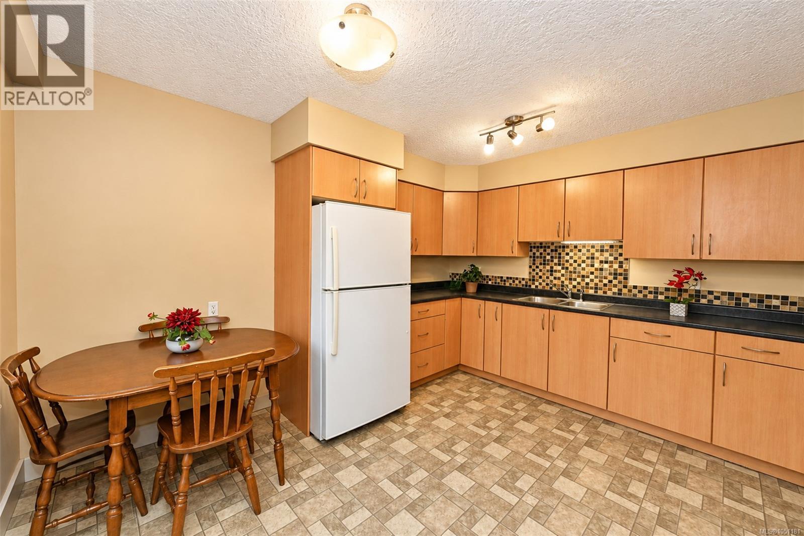 #43 4061 Larchwood Dr - 23