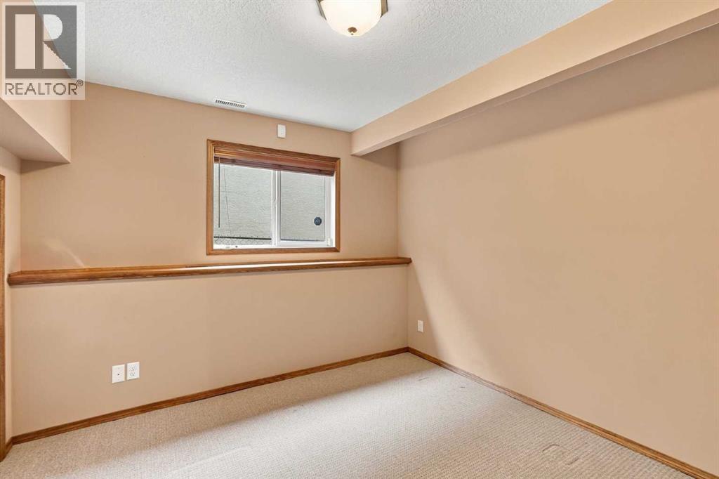407 Lineham Acres Bay NW - 39
