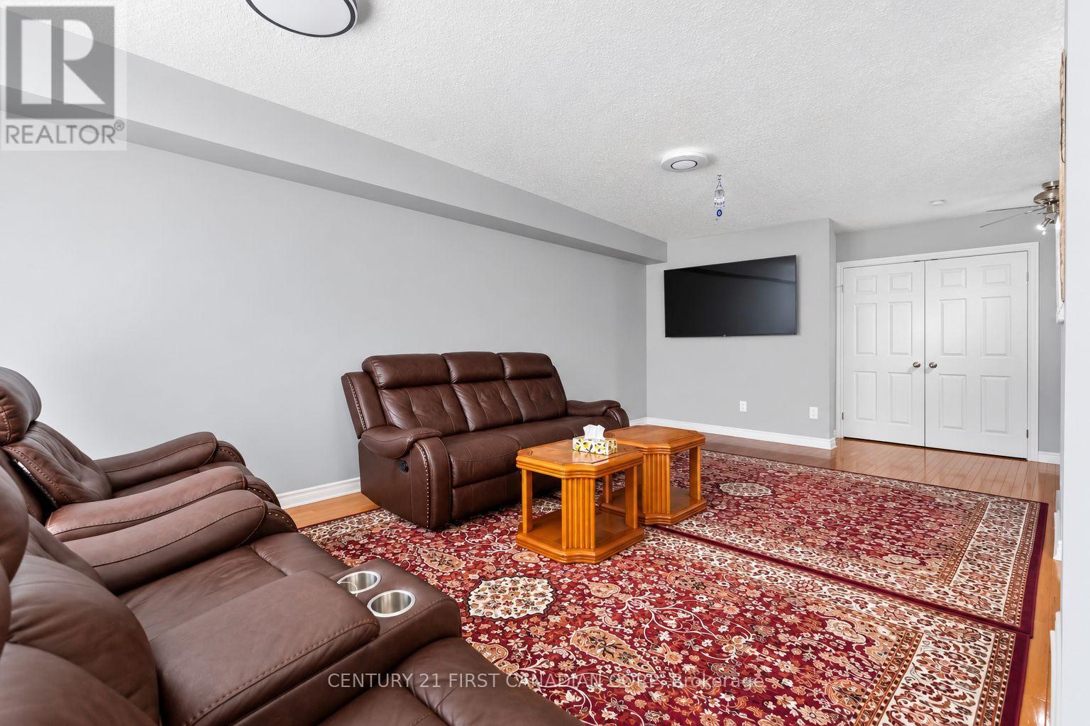 600 Hyde Park Road — photo 8