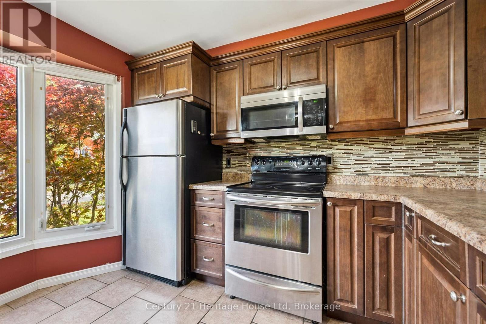 279 STRATHALLAN STREET - 9