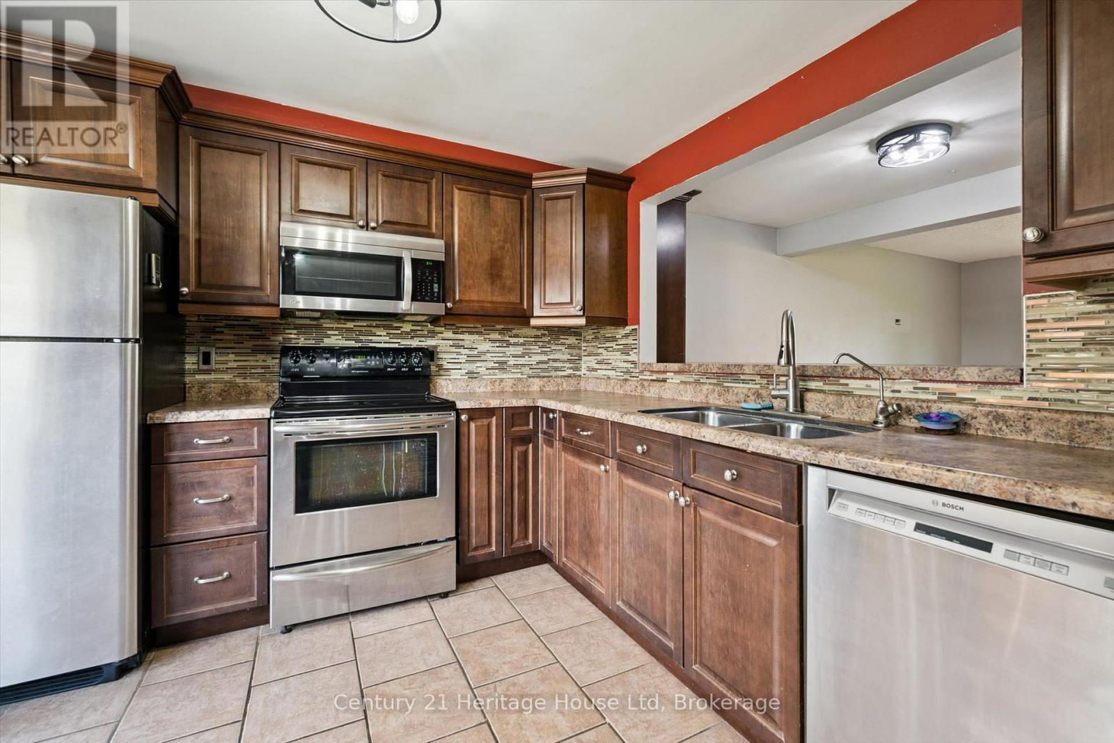 279 STRATHALLAN STREET - 8