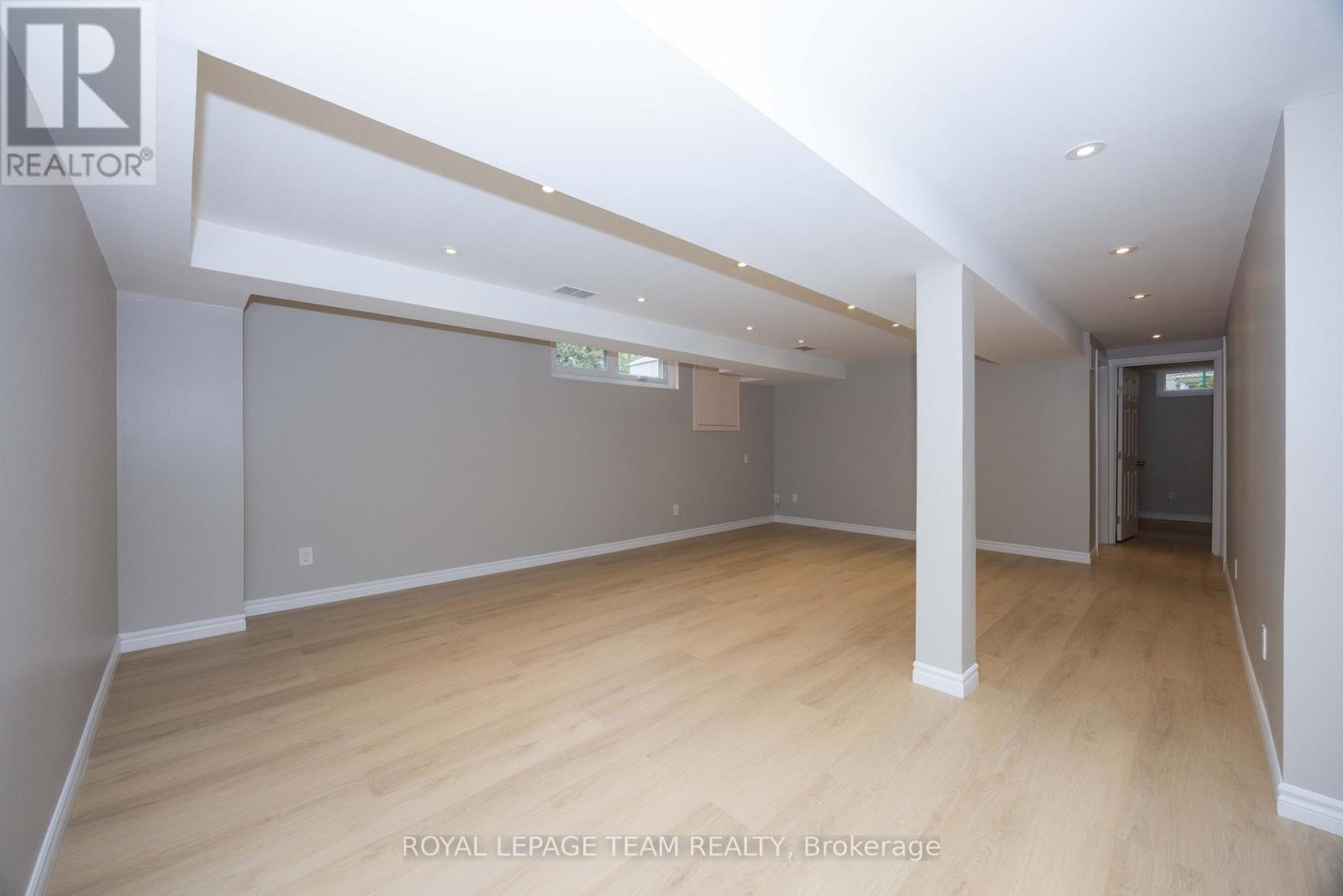 Large recreation room w/ pot lights