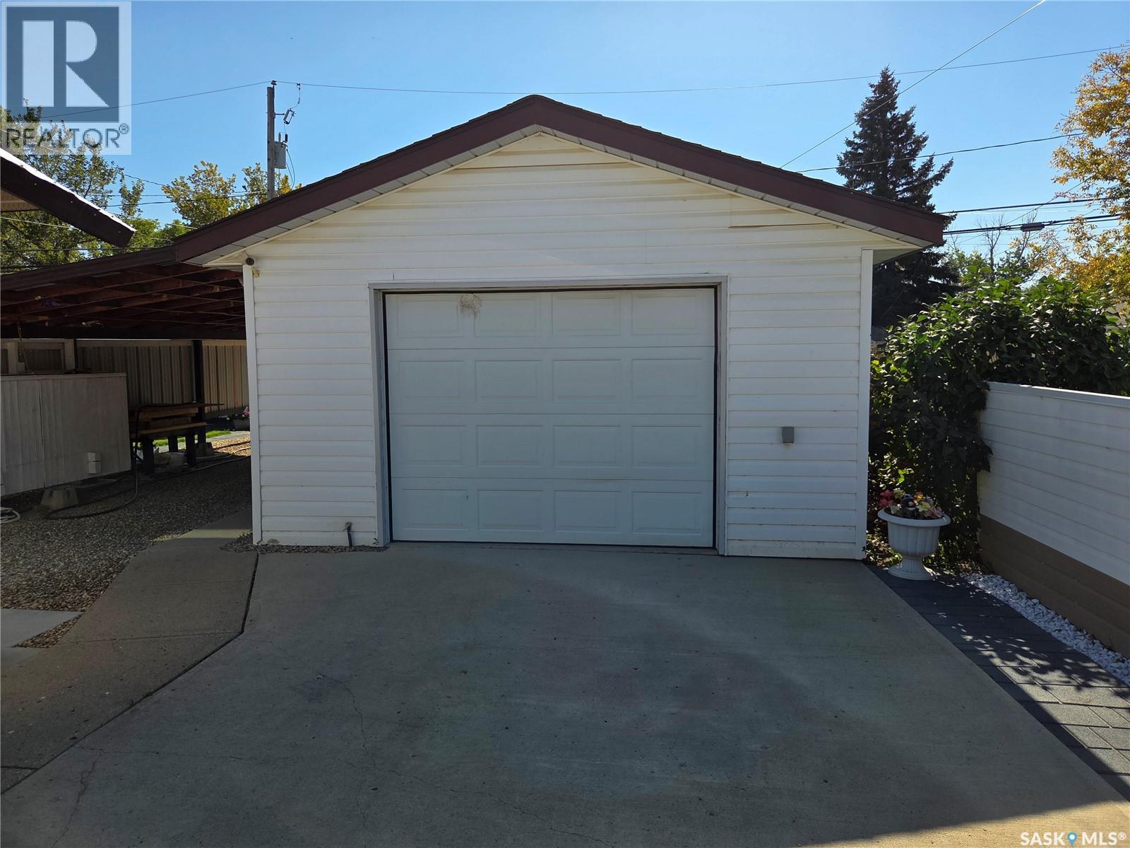 817 Stadacona STREET E, Moose Jaw — photo 2