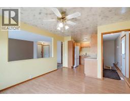 Living room - 8007 Huntington Street Ne, Calgary, AB T2K5B8 Photo 10