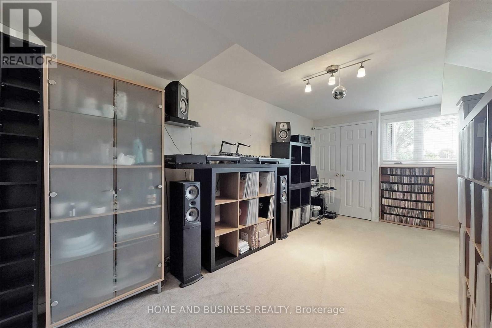 #23 1588 SOUTH PARADE COURT - 28