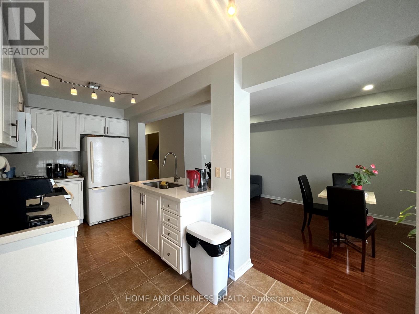 Photo 9 of 23 - 1588 South Parade Court, Mississauga (East Credit)