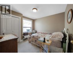 Kitchen - 205 Merlin Court, Kelowna, BC V1V1N2 Photo 12