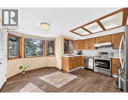 4pc Bathroom - 144 Hawkdale Close Nw, Calgary, AB T3G2Z9 Photo 9