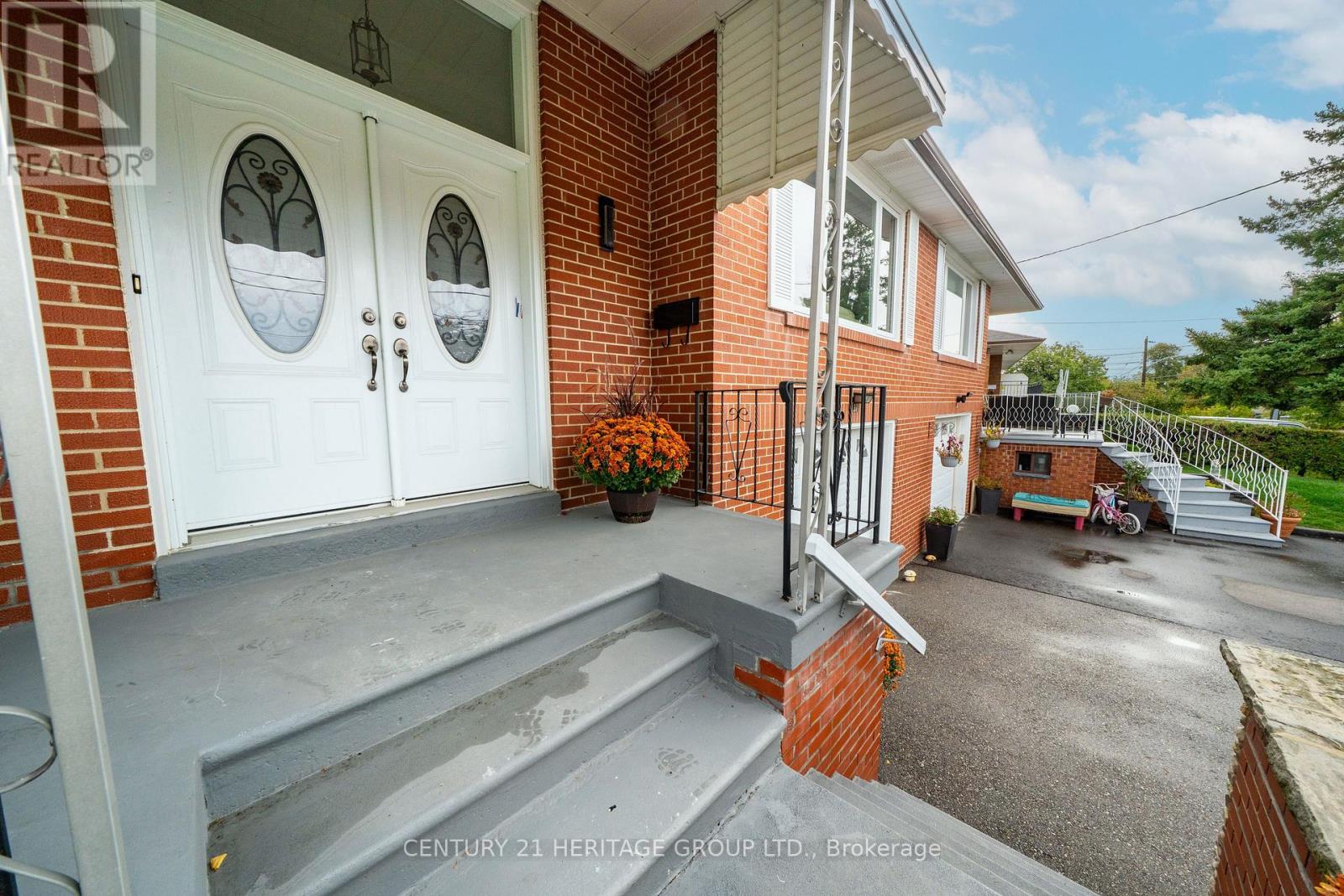 37 GAMBELLO CRESCENT - 2