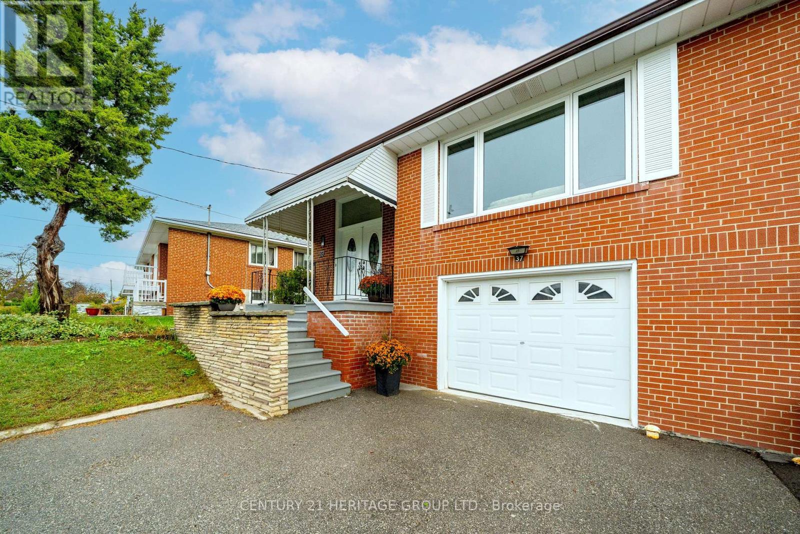 Photo 3 of 37 Gambello Crescent, Toronto (York University Heights)