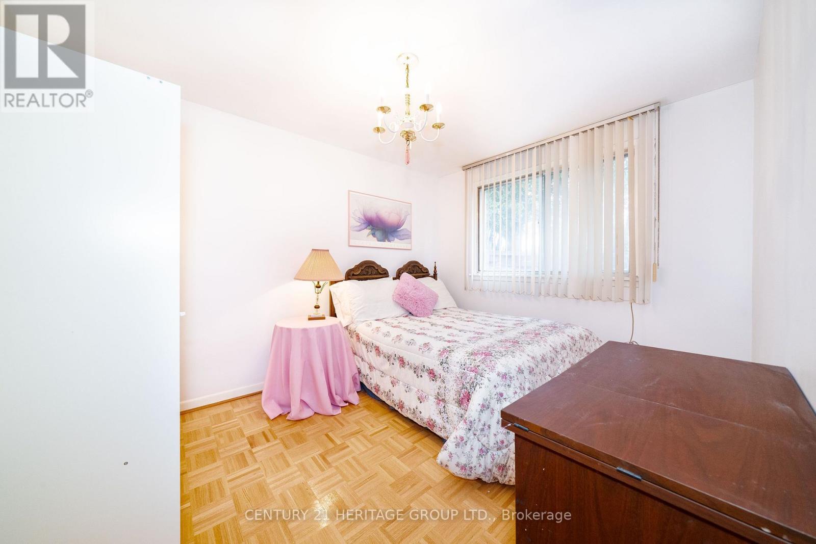 Photo 32 of 37 Gambello Crescent, Toronto (York University Heights)