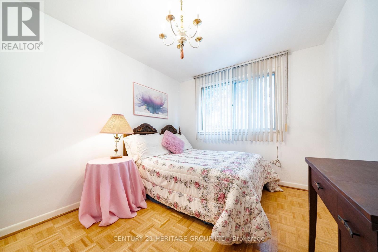 Photo 33 of 37 Gambello Crescent, Toronto (York University Heights)