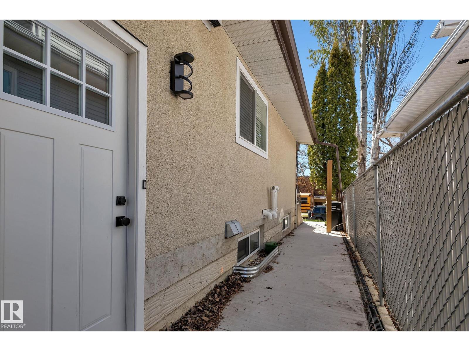 8823-8825 95 ST NW - 31