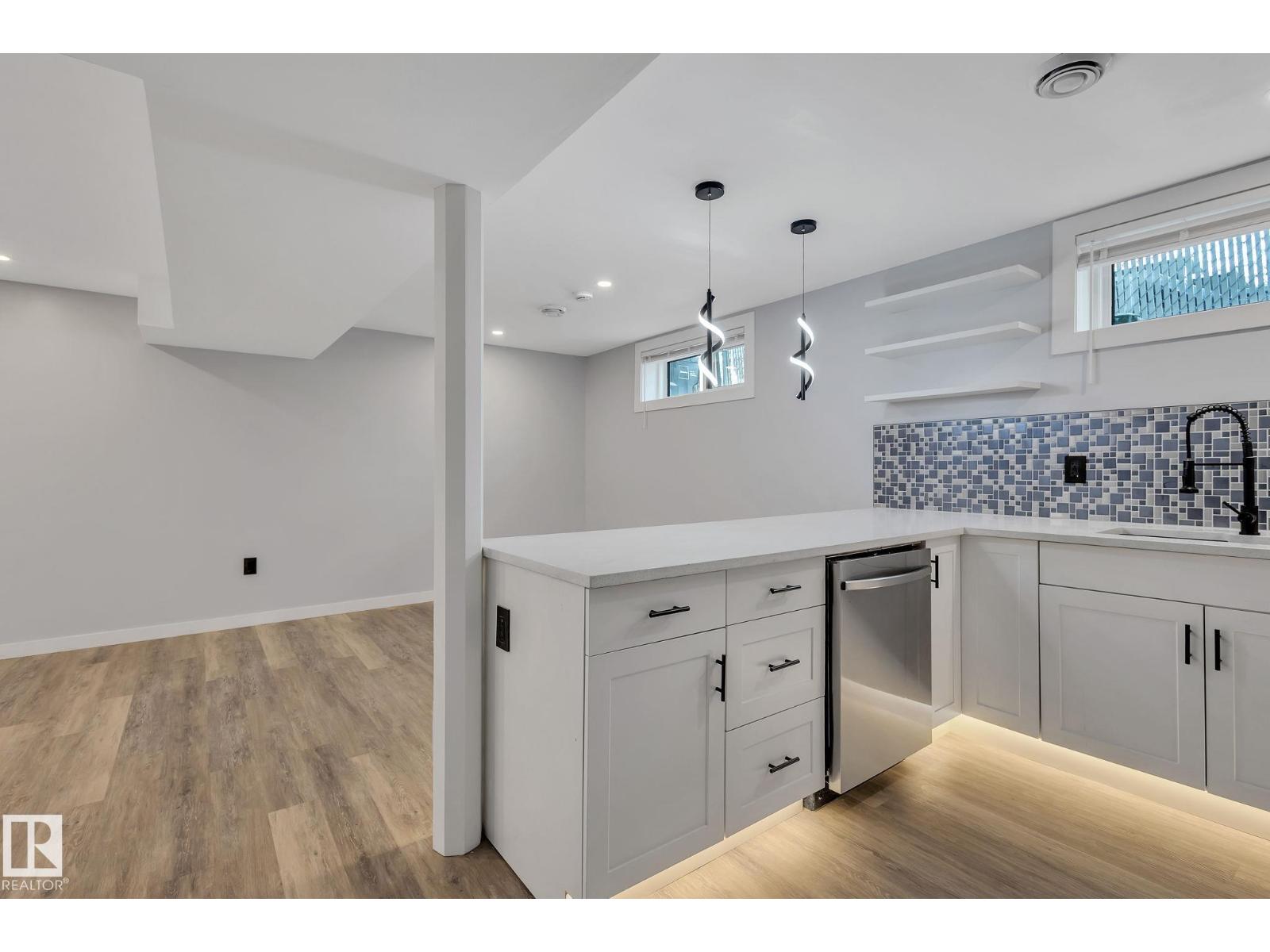 8823-8825 95 ST NW - 4
