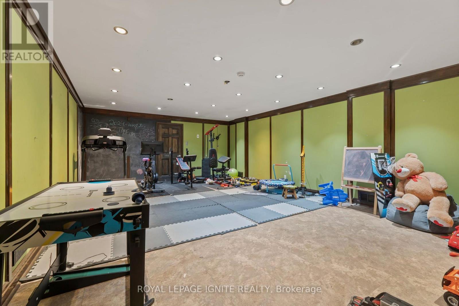 8 RIDGEVALE DRIVE - 32